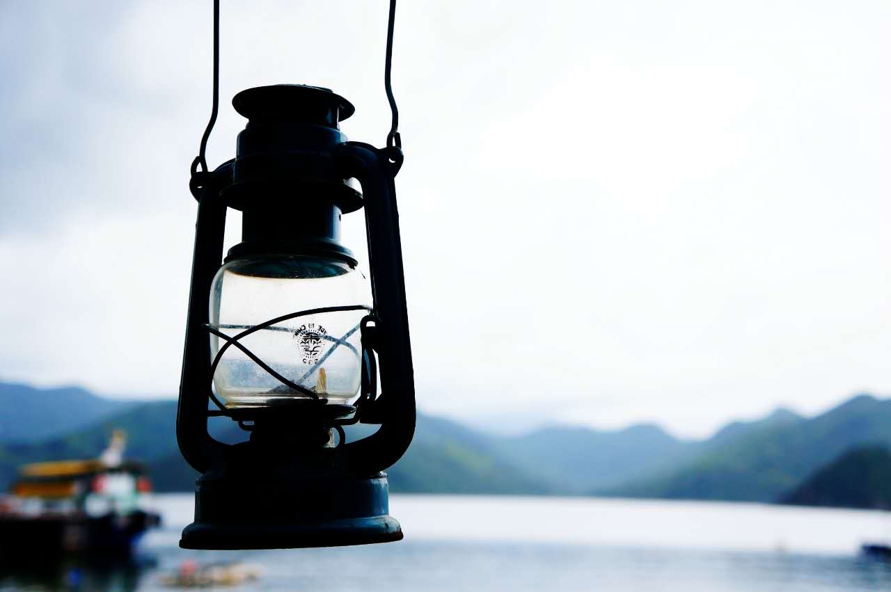 脚前的灯路上的光